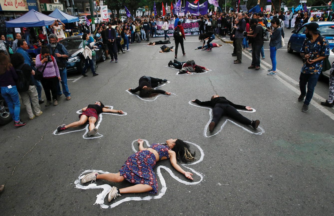 Activistas de una organización feminista durante una protesta contra la violencia de género en Valparaíso, Chile (Reuters).
