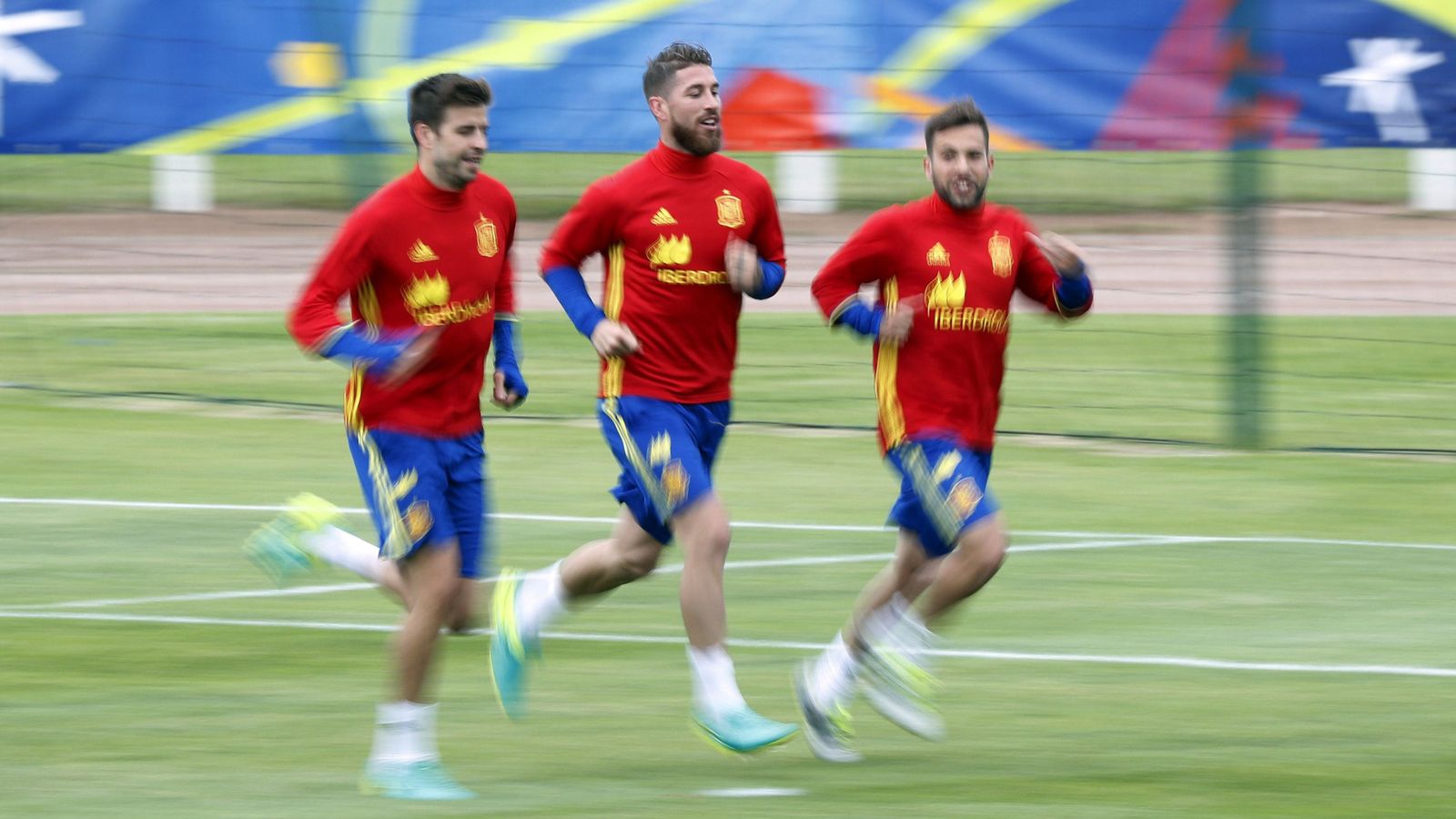 Foto: Piqué, Ramos y Alba, juntos en el entrenamiento. (EFE)