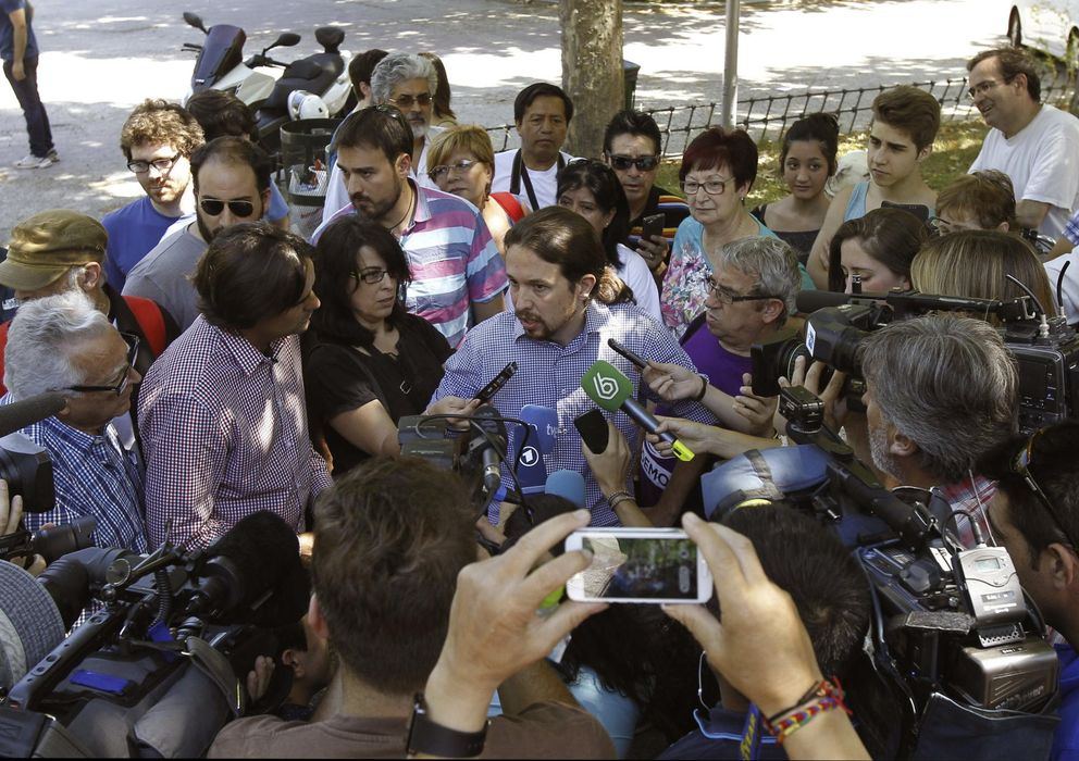 Foto: El líder de Podemos, Pablo Iglesias, atiende a los medios tras intervenir en el encuentro estatal que celebró la formación. (Efe)