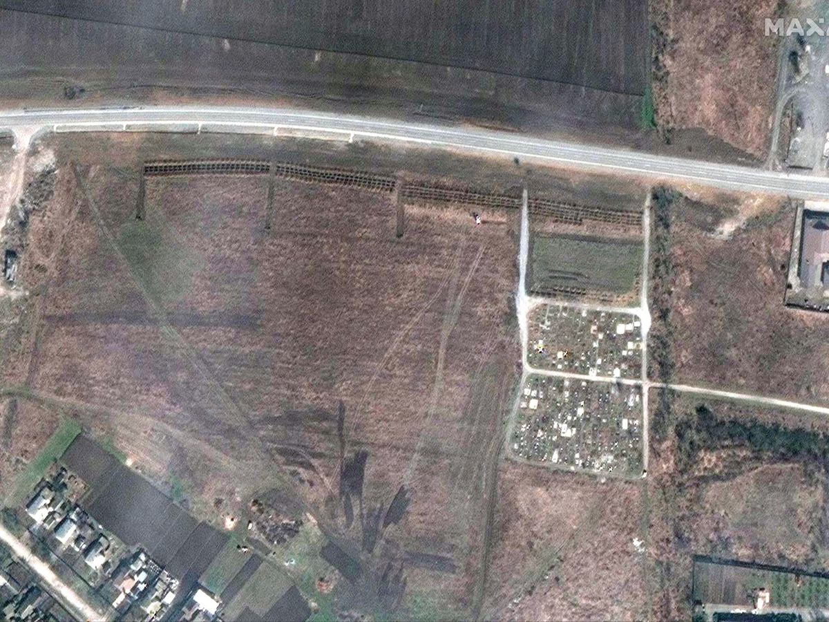 Foto: Imágenes por satélite con las que el alcalde de Mariúpol denuncia la fosa común. (EFE/Maxar Technologies)