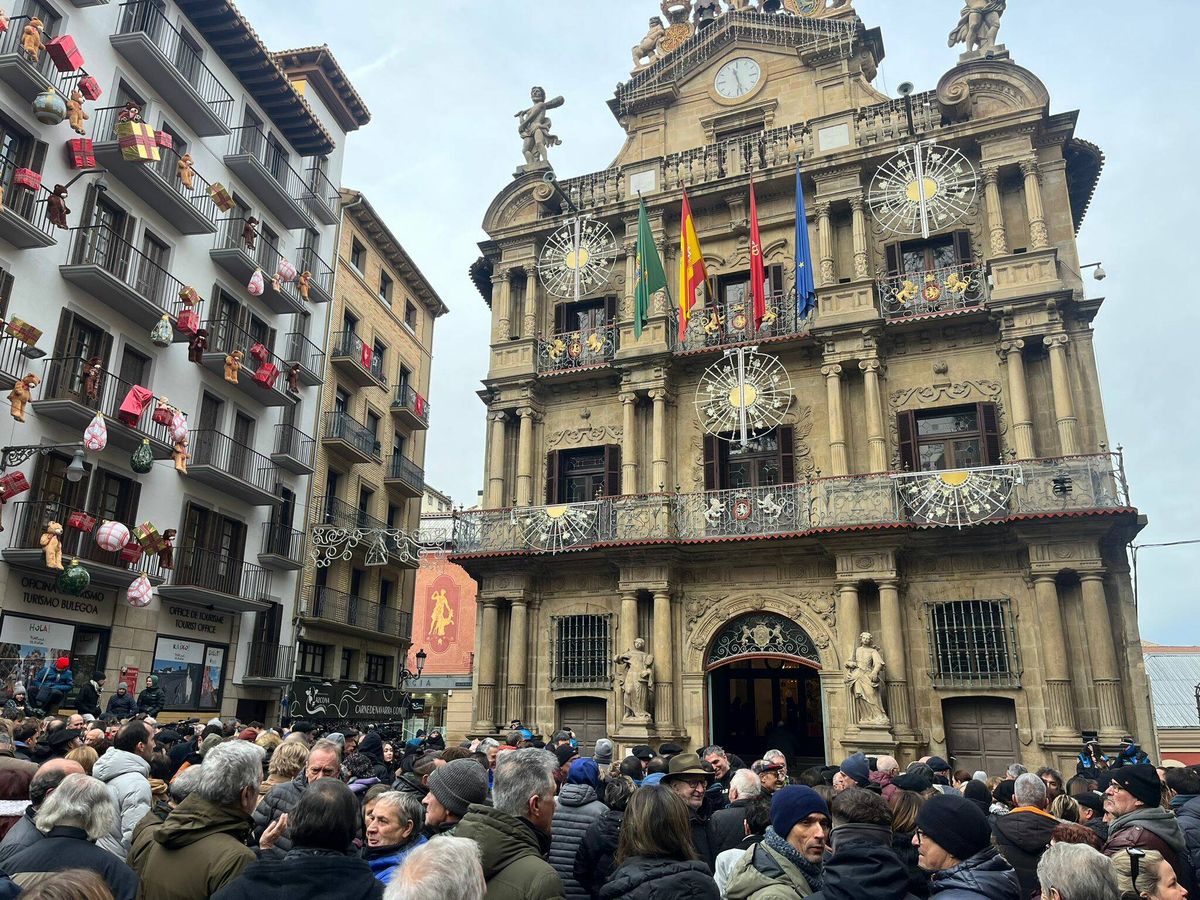 Foto: Cientos de personas frente al Ayuntamiento de Pamplona. (A. Farnós)