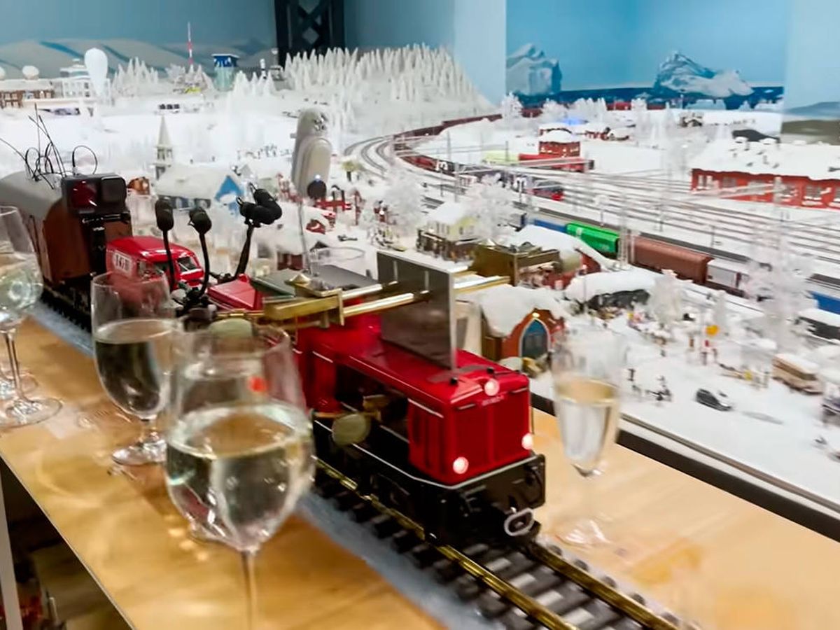 Foto: El tren en miniatura recorrió miles de metros tocando 2.840 copas (YouTube)