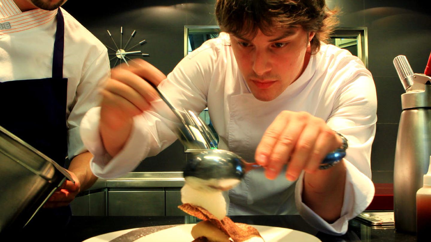 Jordi Cruz, chef del restaurante Àbac, emplatando un postre. (EFE)