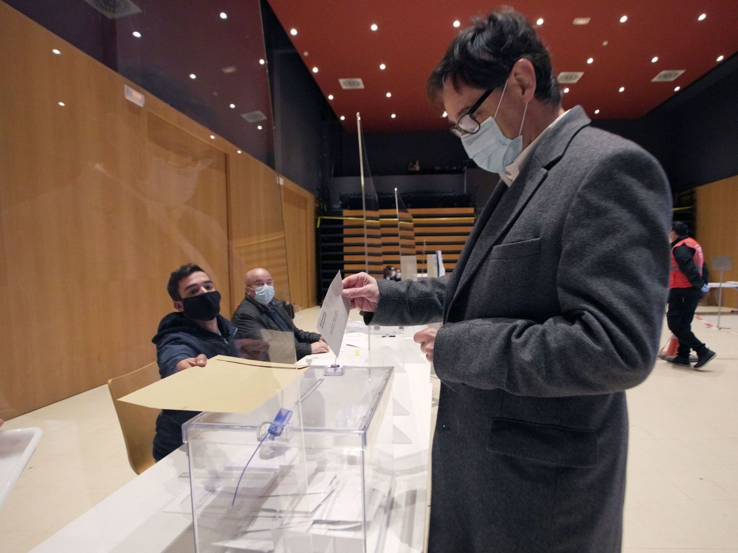 Salvardor Illa vota en las elecciones catalanas. (EFE)