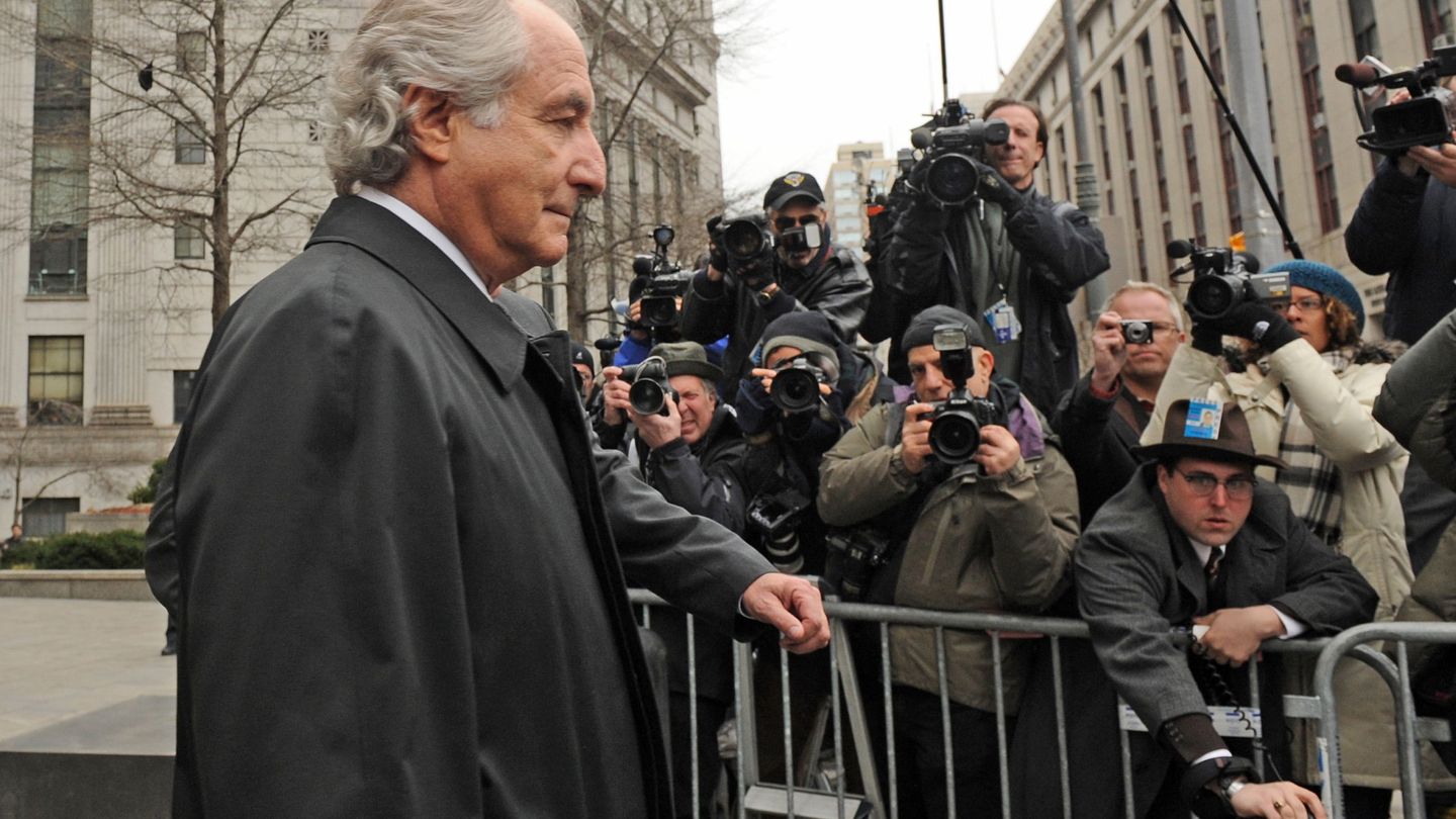 Bernard Madoff, a la salida de los juzgados de Manhattan en el año 2009.  (Gtres)