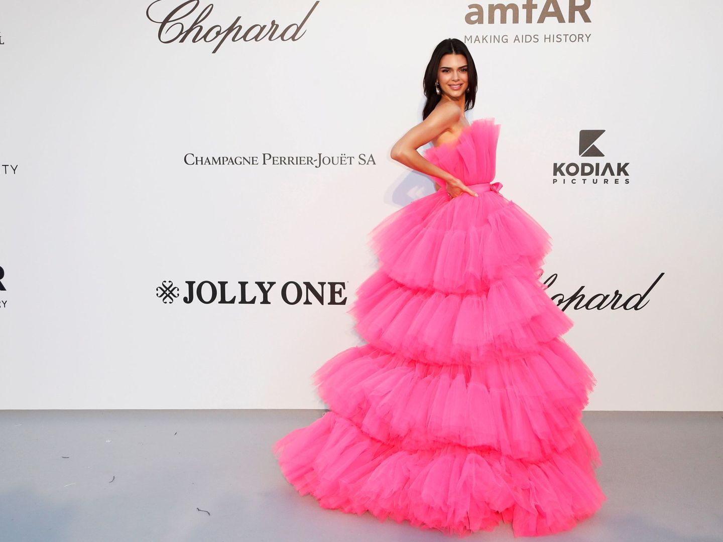 La modelo Kendall Jenner posa a su llegada a la gala amfAR con el vestido en cuestión.