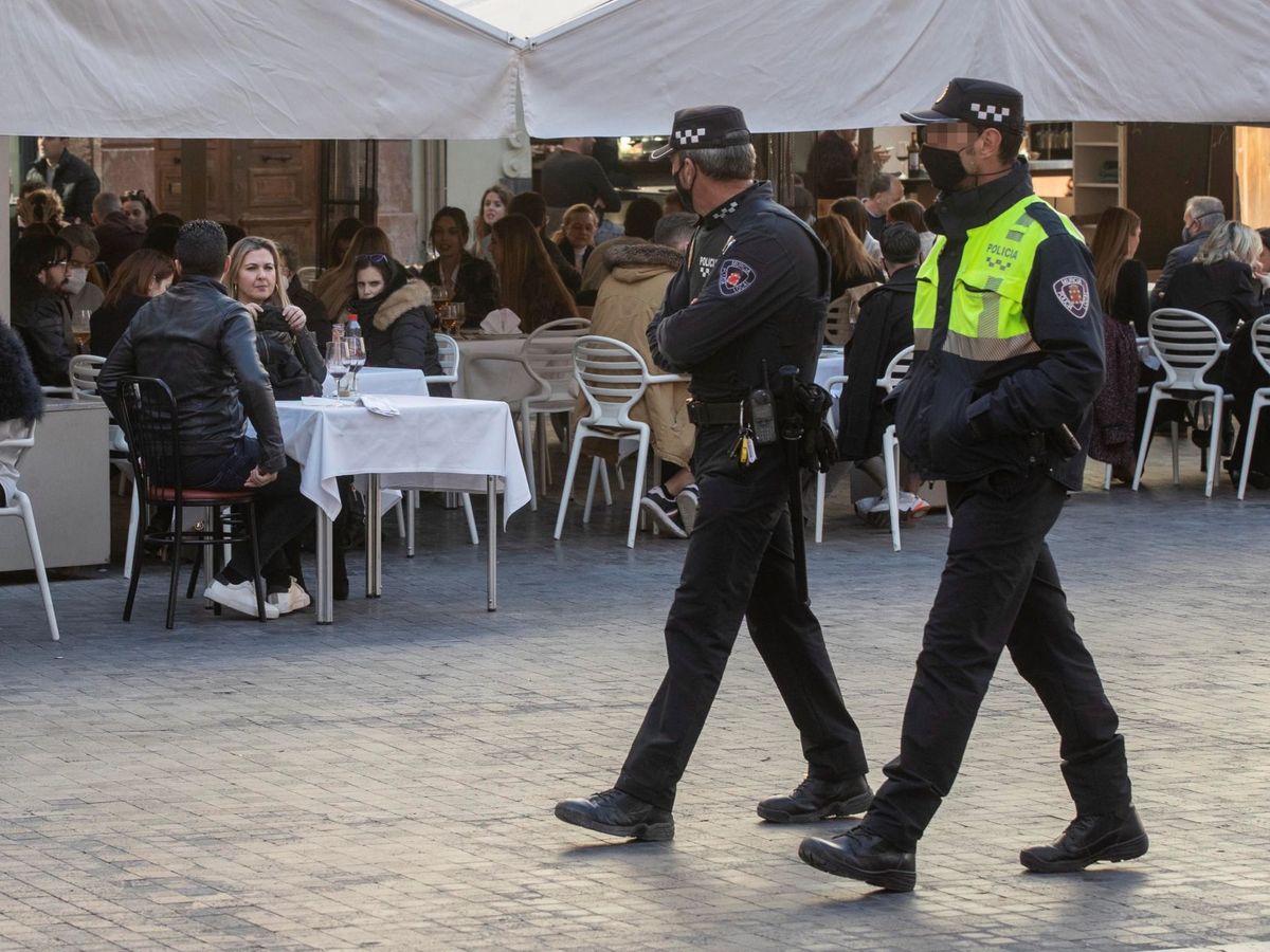 Foto: Dos policías locales vigilan el aforo de una terraza en Murcia. (EFE) 