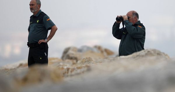 Foto: Dos agentes de la Guardia Civil vigilan la costa - Archivo. (Reuters)