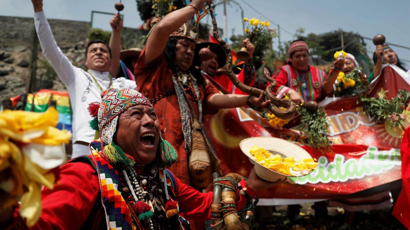 Foto: Chamanes peruanos piden por la paz en 2023. (EFE/Paolo Aguilar)
