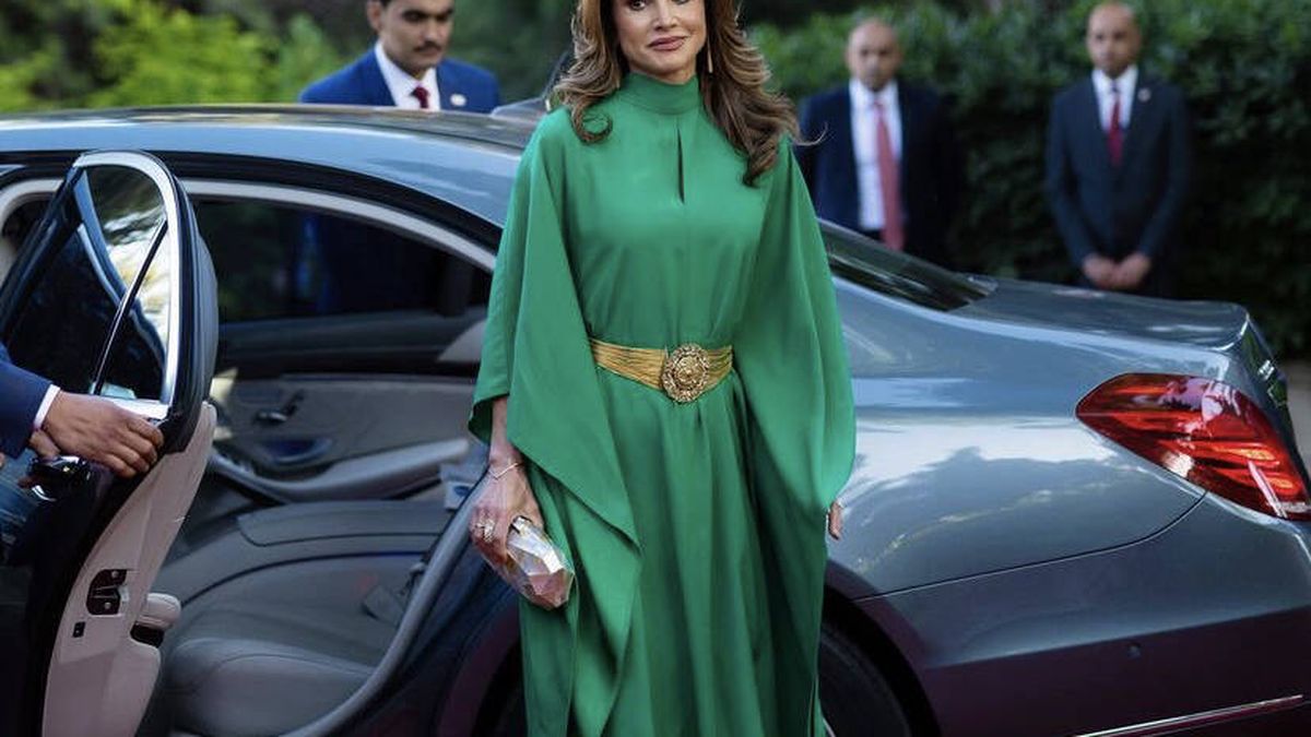 Rania de Jordania deslumbra con un vestido customizado en la celebración del Día de la Independencia