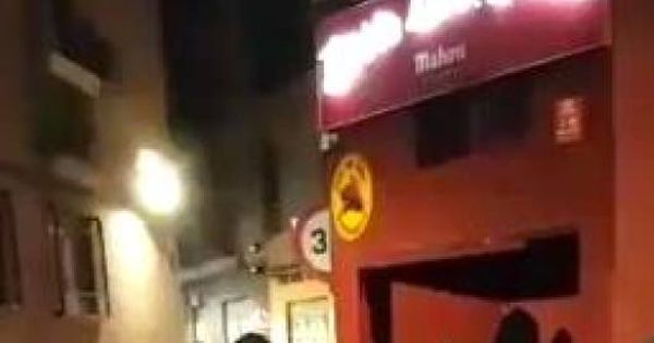 Foto: La joven, siendo apaleada en la puerta de un bar de Murcia