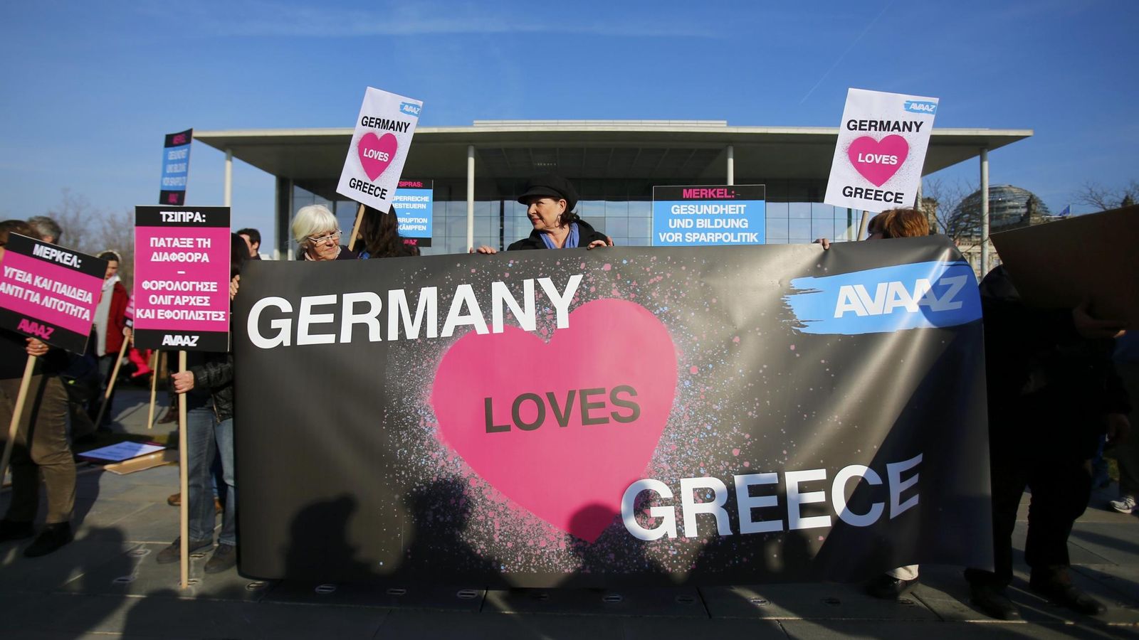 Foto: Manifestación de 'buena cooperación griego alemana' en frente de la Cancillería en Berlín. REUTERS / Hannibal Hanschke