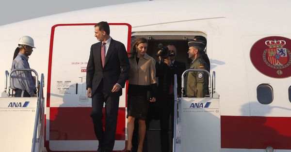 Foto: Los Reyes, a su llegada a Japón en el último viaje de Estado, el pasado 4 de abril. (EFE)