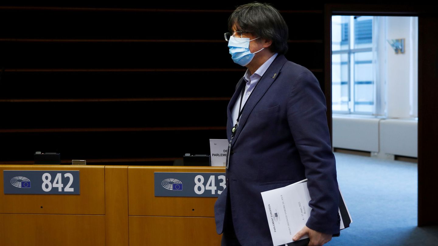 Puigdemont entrando al Pleno de la Eurocámara. (EFE)