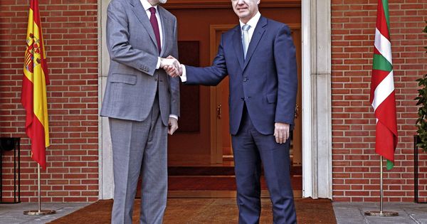 Foto: Rajoy y Urkullu se reúnen en La Moncloa en enero de 2013 en su primer encuentro oficial como titulares de los ejecutivos español y vasco. (EFE)