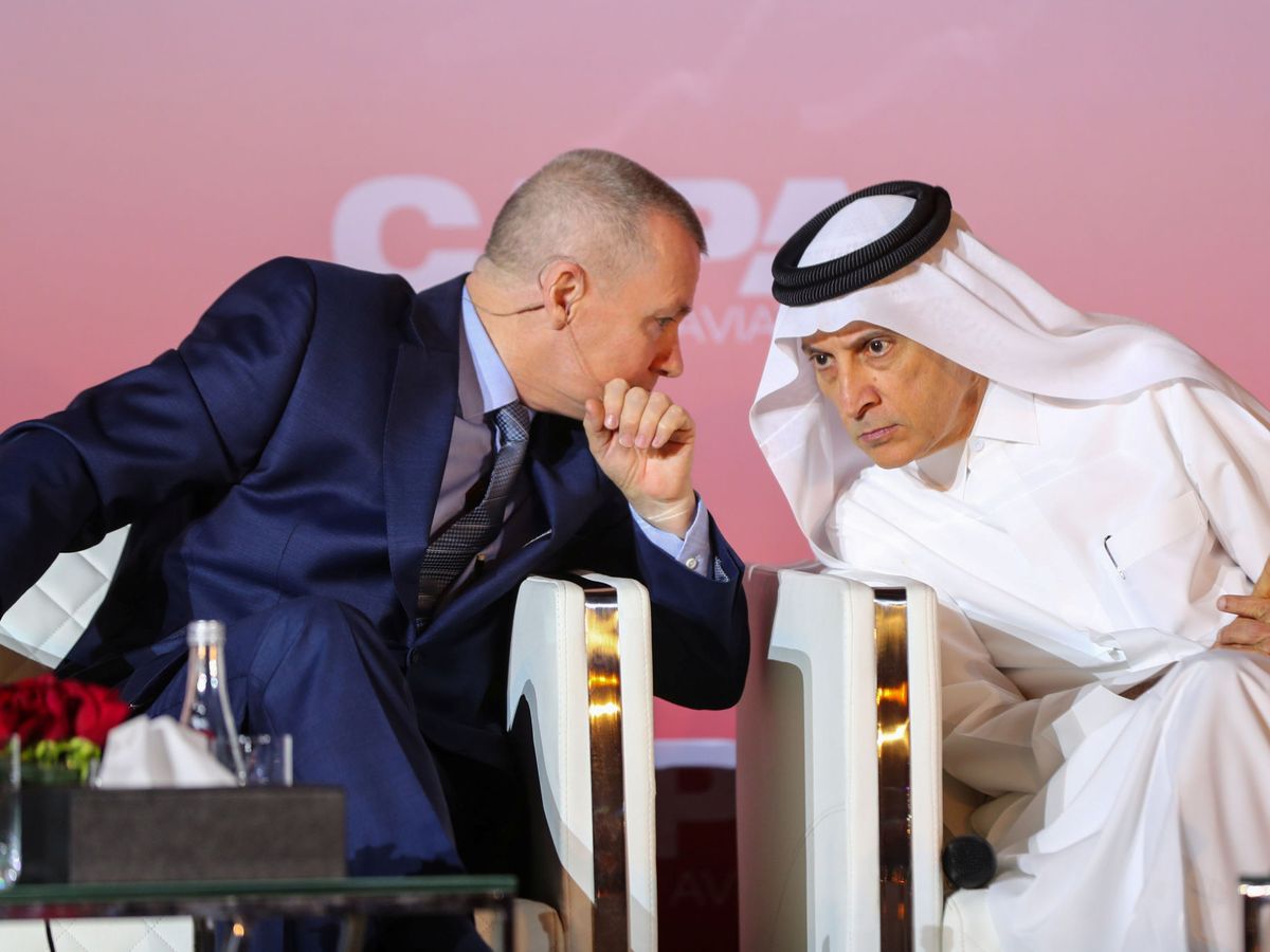 Foto: Director ejecutivo de Qatar Airways, Akbar Al Baker con su homólogo en IAG, Willie Walsh en un evento en Doha