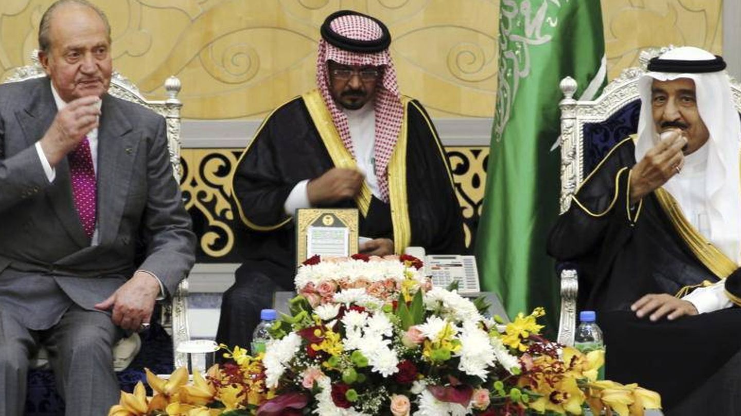 Don Juan Carlos, con un pañuelo en la mano, al dar el pésame por la muerte del rey Abdalá, en enero de 2015. (EFE)