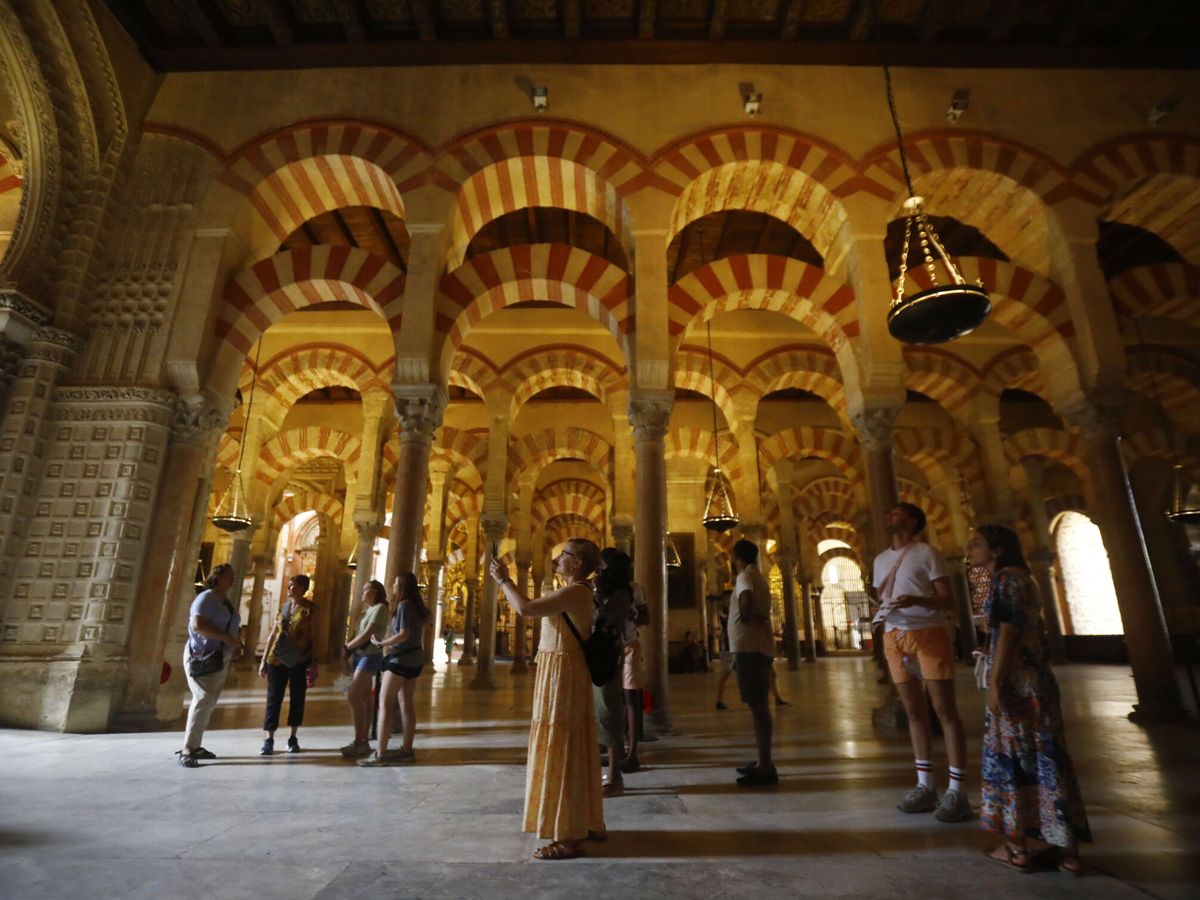 Foto: Un grupo de turistas visita la Mezquita-Catedral de Córdoba. (EFE/Salas)