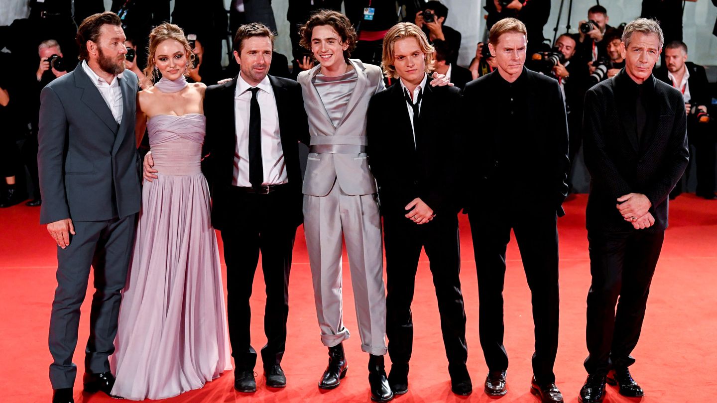 El equipo de 'The King' con Lily-Rose Depp y Timothée Chalamet. (Reuters/Piroschka van de Wouw)