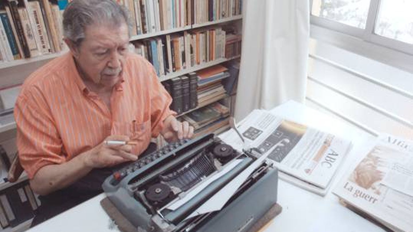 Manuel Alcántara, en 2005, escribiendo su artículo diario con la Olivetti desde su casa de Rincón de la Victoria (Fundación Manuel Alcántara).