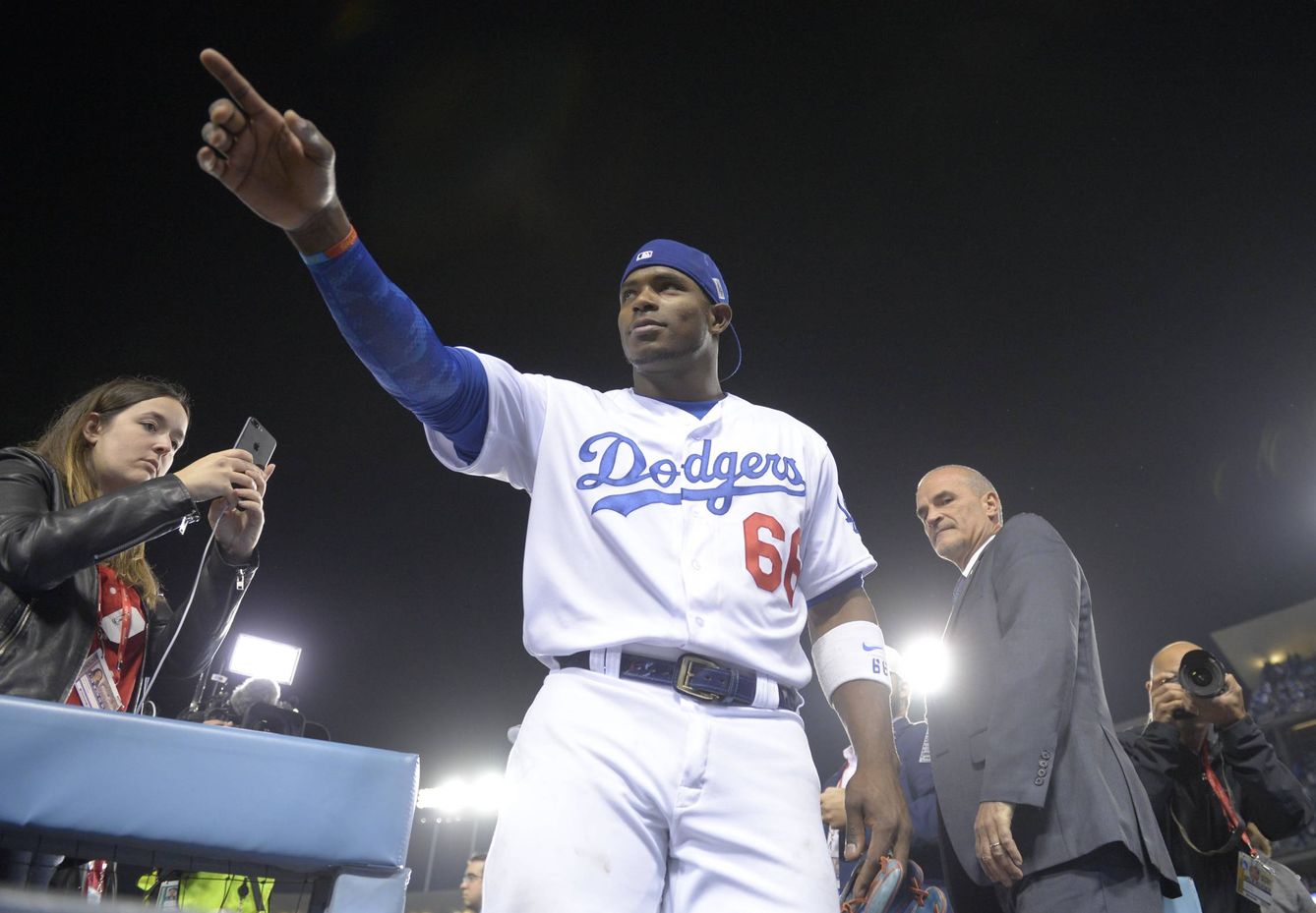 Yasiel Puig, de Los Ángeles Dodgers, celebra la victoria contra los Houston Astros, en Los Ángeles, EEUU. (Reuters)
