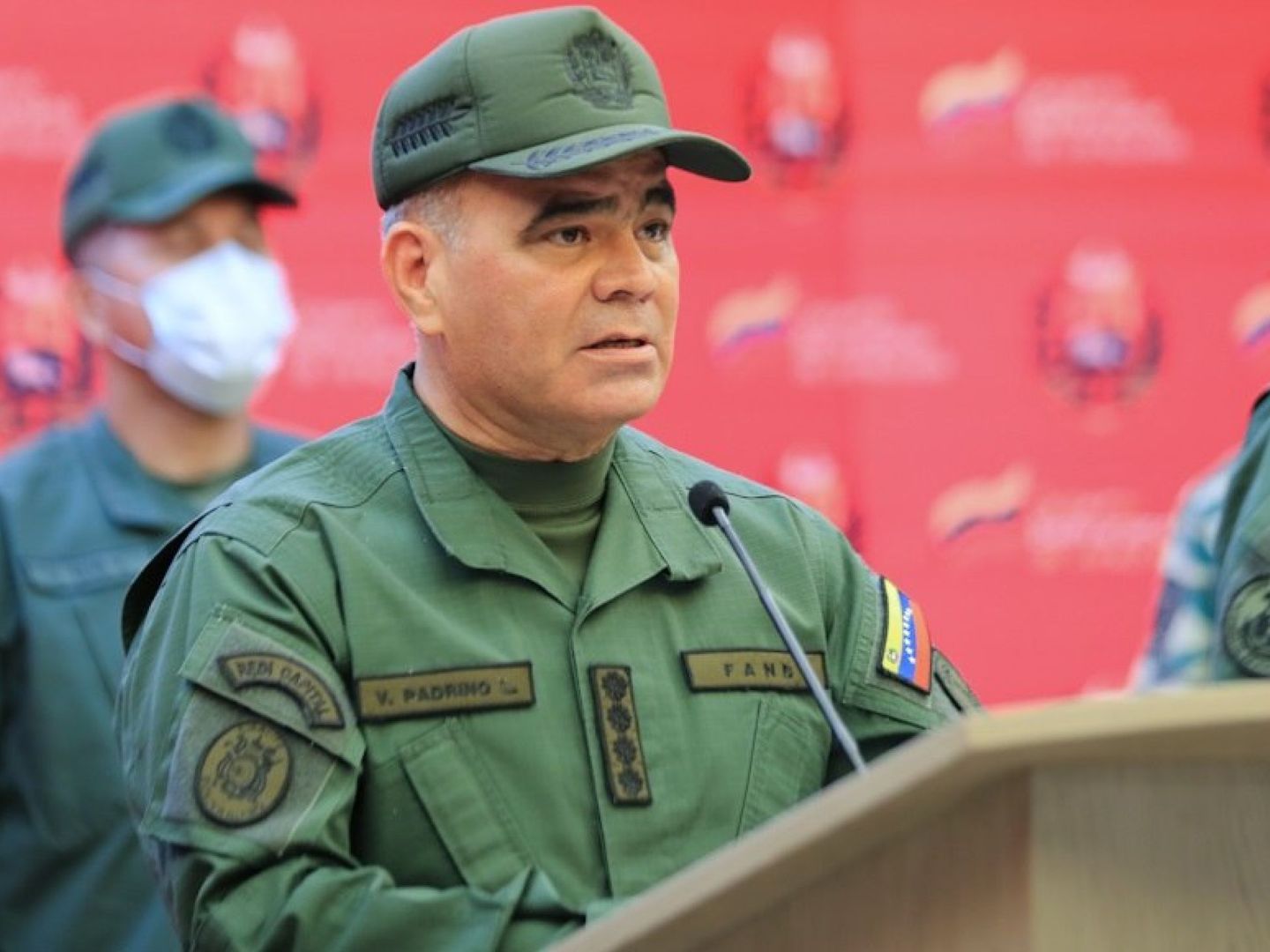 Vladimir Padrino López el día que leyó el comunicado sobre el secuestro de los militares el 23 de abril. (EFE)