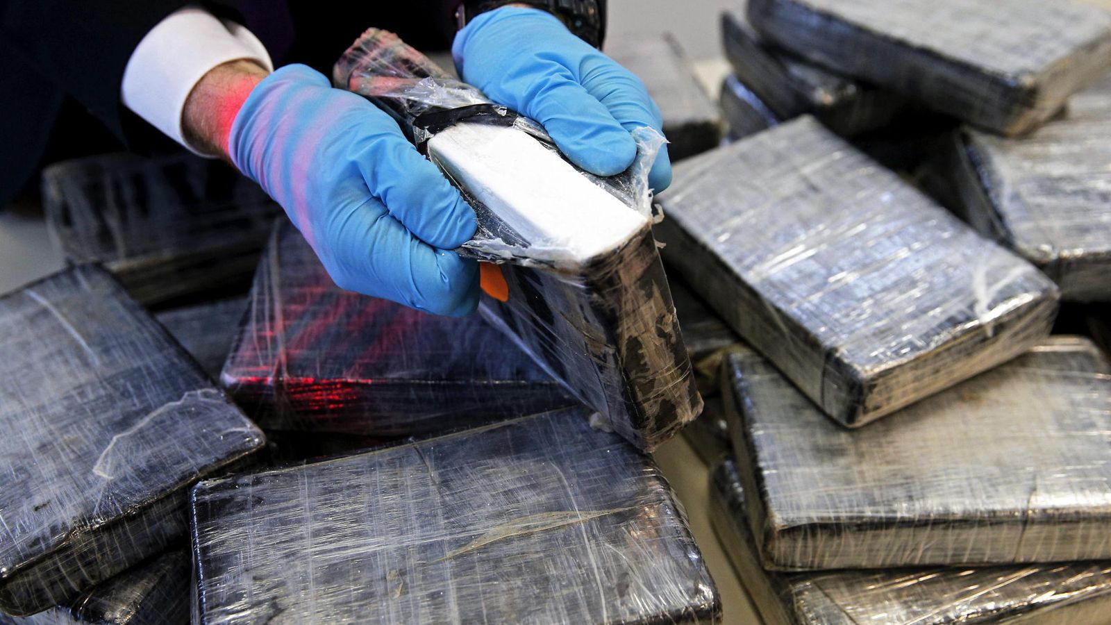 Foto: Un control de drogas en una aduana descubre cocaina (EFE)