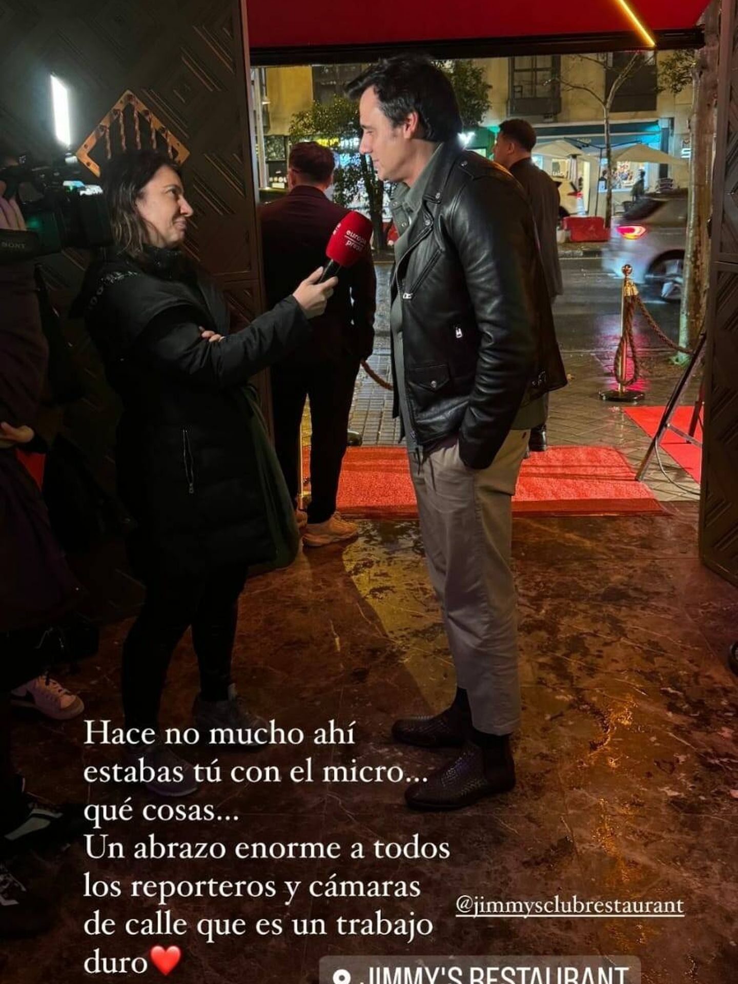 Ion Aramendi era entrevistado por una reportera. (Instagram/@sramariaamores)