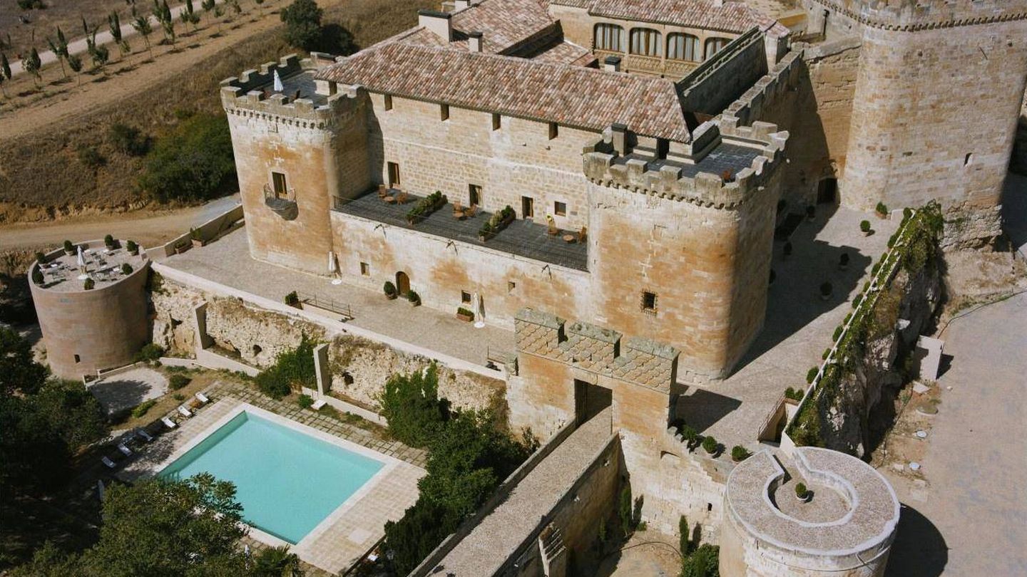 Un laberinto francés o los viñedos que lo rodean son algunos de los encantos de este castillo salmantino (Castillo del Buen Amor)