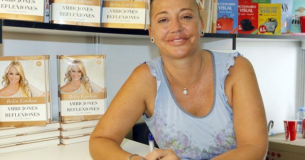 Foto: Belén Esteban firma ejemplares en la 73ª edición de la Feria del Libro de Madrid. (EFE)
