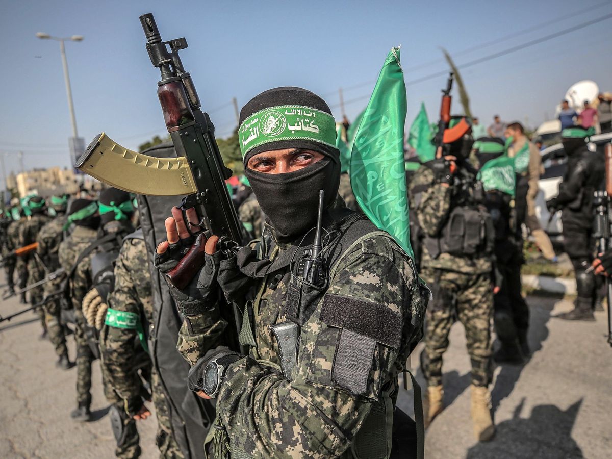 Foto: Combatientes de las Brigadas Ezzedin al-Qassam, el brazo militar de Hamás. (EFE/Mohammed Saber)
