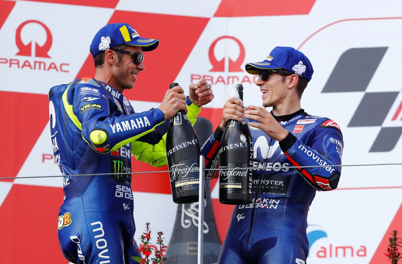 Las dos Yamahas oficiales de Rossi y Viñales acompañaron a Márquez en el podio Sachsenring. (Reuters)