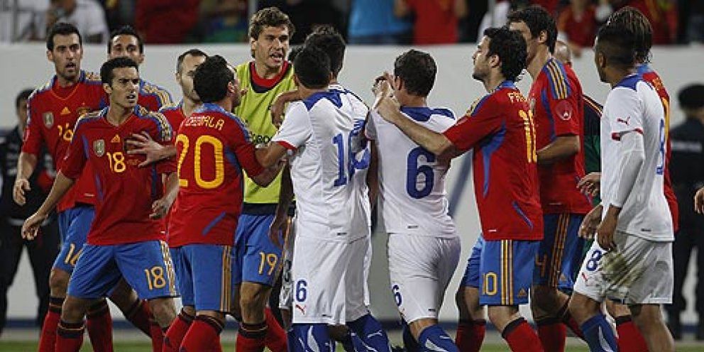 Foto: Iniesta y Cesc llegan a tiempo y evitan que España sume un nuevo fracaso