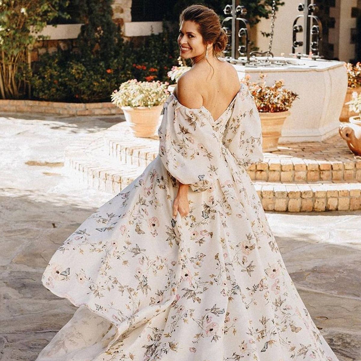 Vestidos de novia con alas luminosas: la inesperada tendencia nupcial que  arrasa en redes sociales