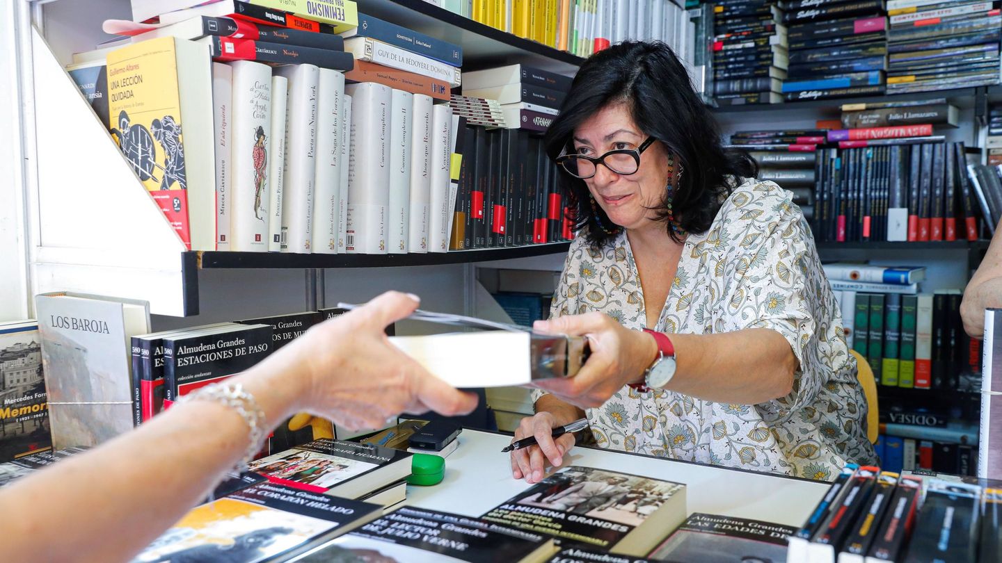 Almudena Grandes, firmando libros en la Feria del Libro de Madrid de 2019. (EFE/Naranjo)