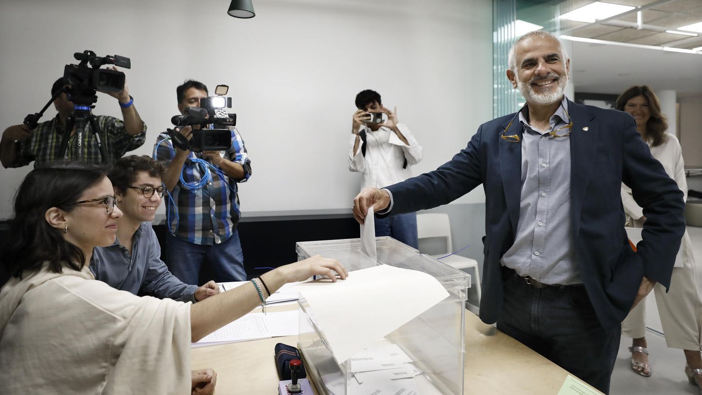 El Candidato de Ciudadanos, Carlos Carrizosa, vota