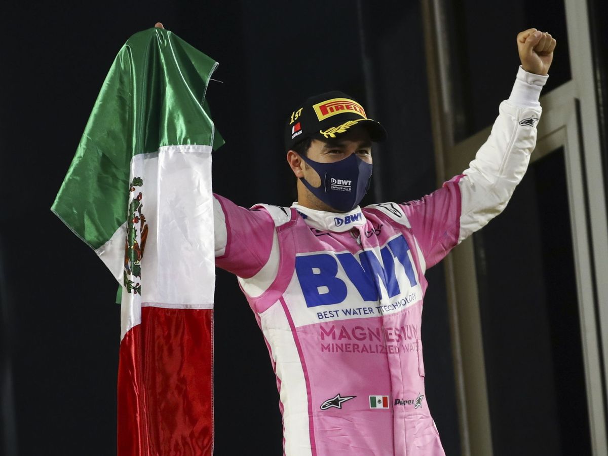 Foto: Checo Pérez celebra su victoria en el Gran Premio de Sakhir. (EFE)