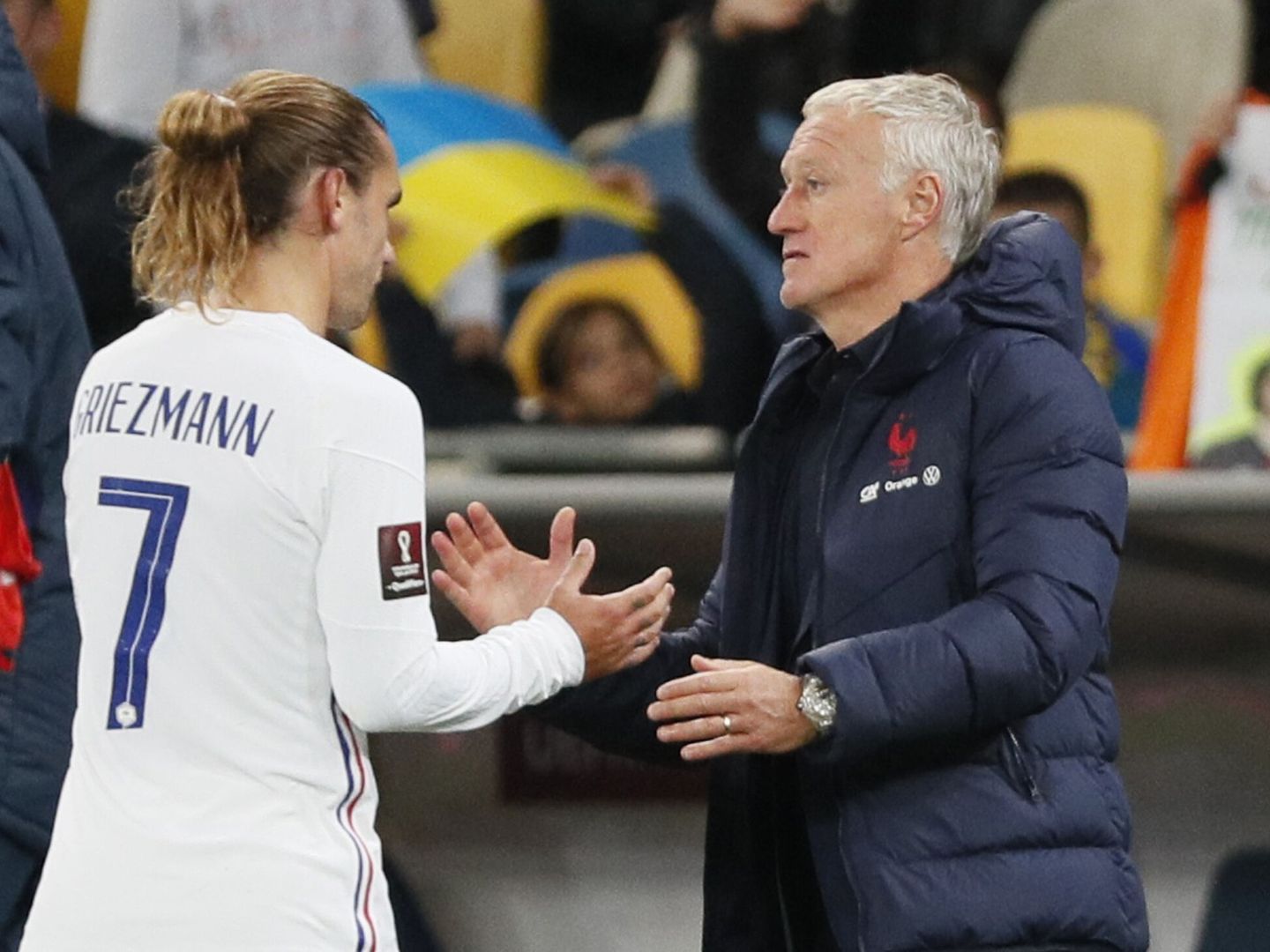 Griezmann, junto a Didier Deschamps durante un partido de Francia. (Reuters/Gleb Garanich)
