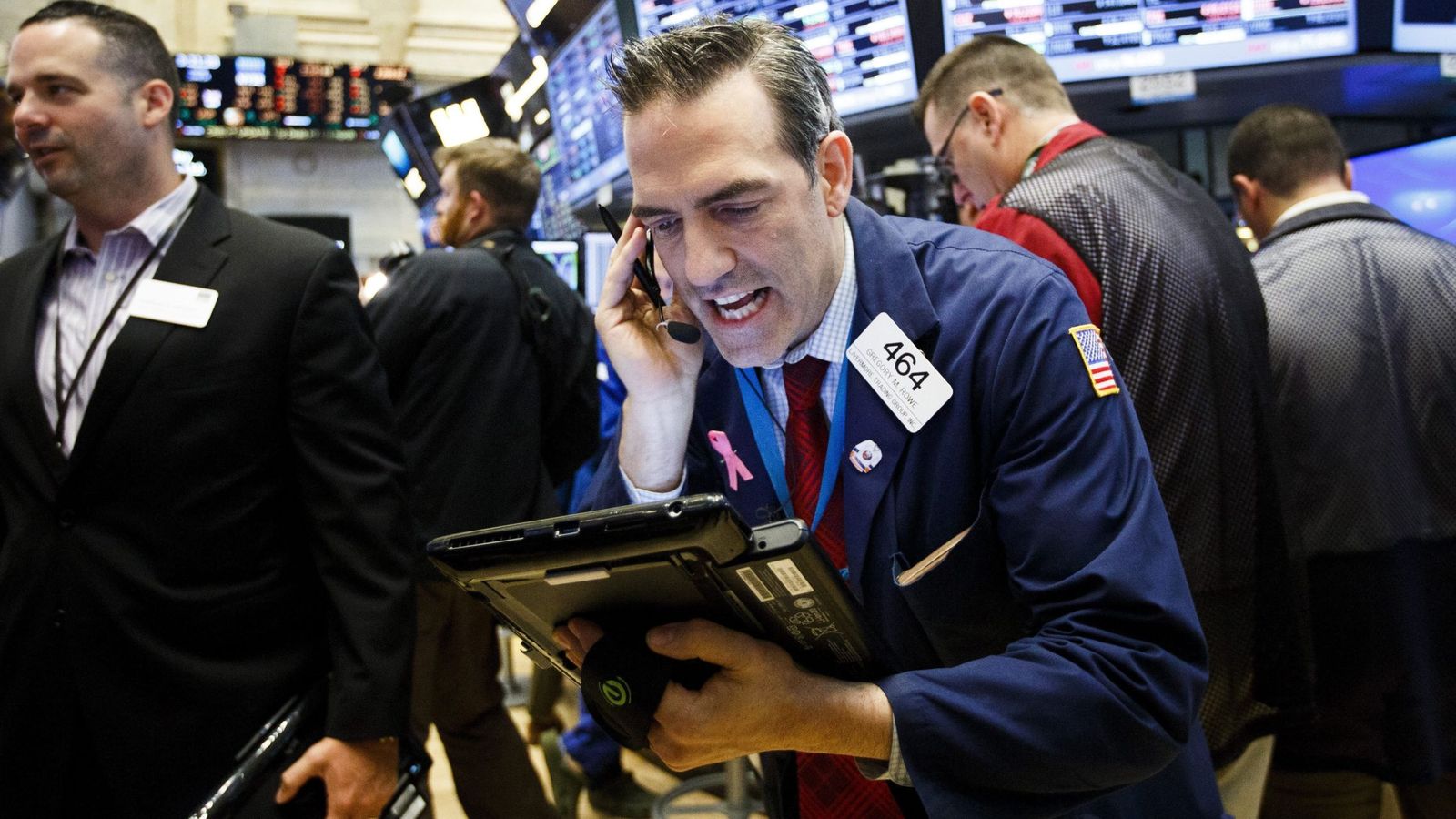 Foto: Varios agentes de la Bolsa de Nueva York reaccionan ante la caída del índice Dow Jones como consecuencia de la victoria del Brexit. (EFE)