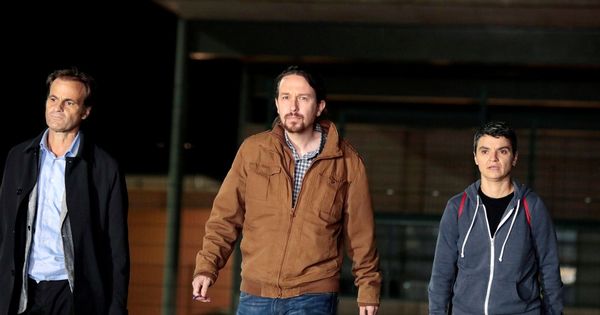 Foto: El líder de Podemos, Pablo Iglesias (c), acompañado por la diputada de En Comú Podem en el Congreso, Lucía Martín (d), y el teniente de alcalde en el Ayuntamiento de Barcelona, Jaume Asens (i). (EFE)