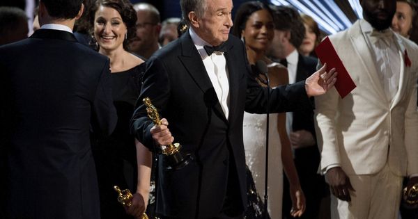 Foto: Warren Beatty, tras su error en la entrega del Oscar a la 'Mejor Película'. (EFE)