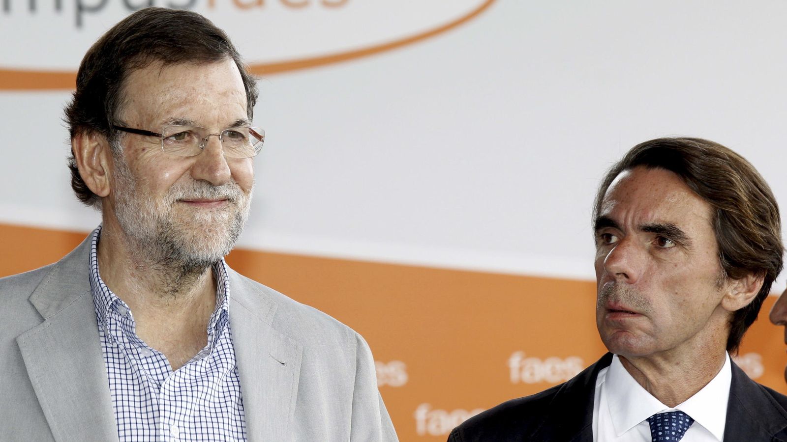 Foto: Mariano Rajoy y José María Aznar durante la clausura del Campus FAES en 2014. (EFE)