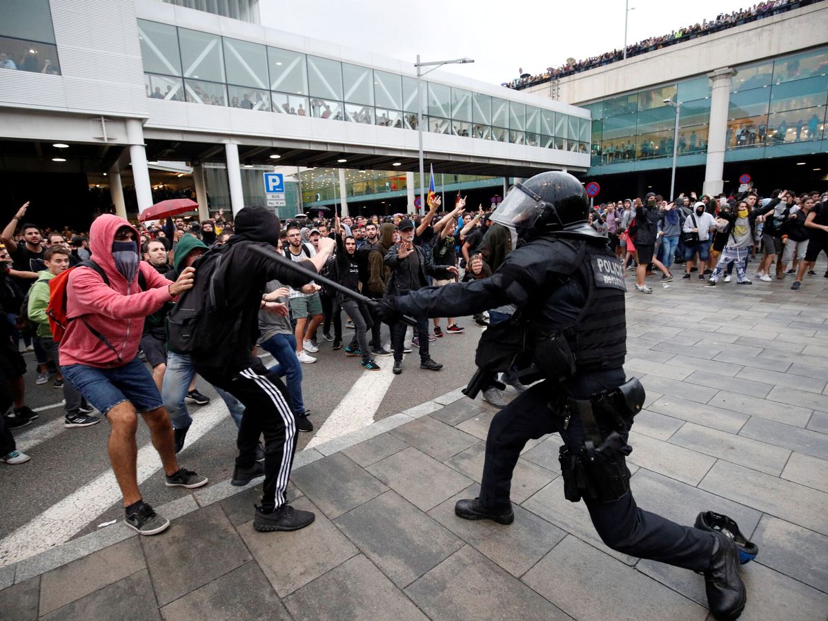 Foto: Agentes de policía golpean a manifestantes en Barcelona, el 14 de octubre de 2019. (Reuters)
