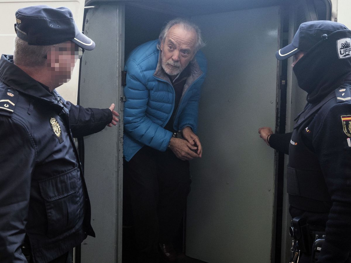 Foto: El empresario Tolo Cursach, a su llegada en un furgón policial a los juzgados, tras ser detenido en 2017. (EFE)
