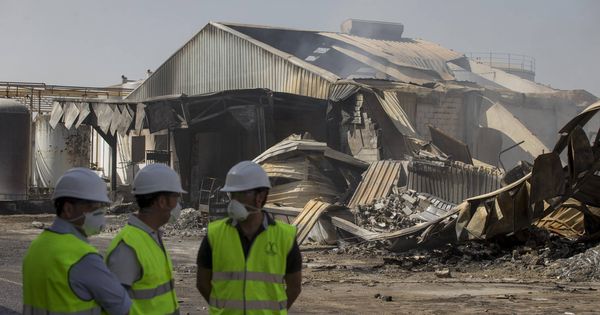 Foto: Imagen del incendio en la fábrica de Ybarra en 2016. (EFE)