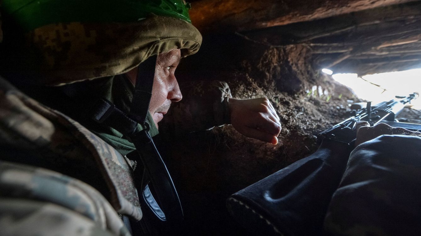 Foto: Un soldado ucraniano en una trinchera cerca de Bajmut. (Reuters/Oleksandr Klymenko)