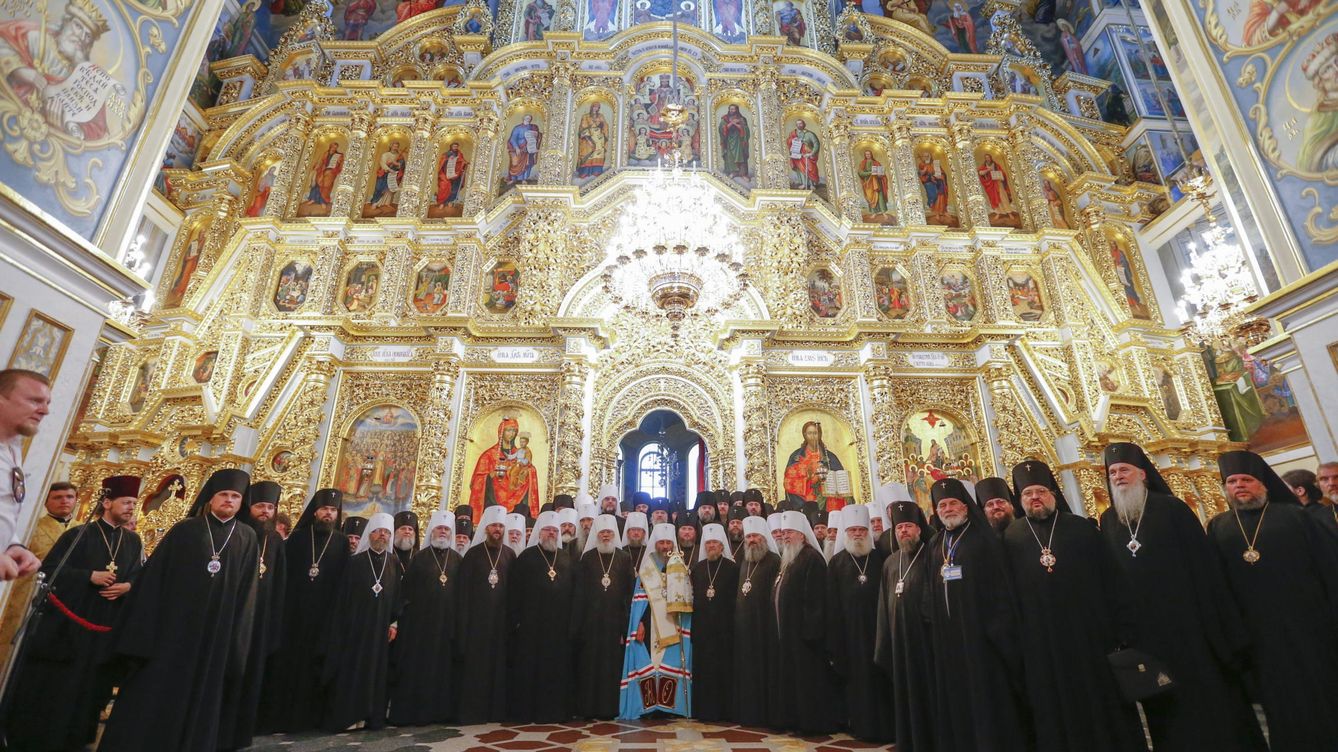 Foto: El arzobispo Onufry posa para una fotografía con miembros del Santo Sínodo de la Iglesia ortodoxa ucraniana del Patriarcado de Moscú. (EFE/Maxim Marusenko)