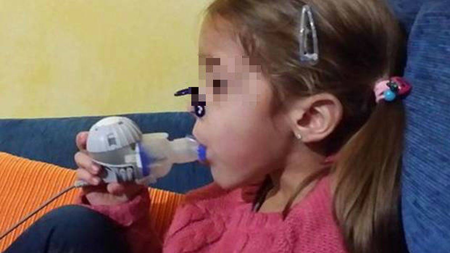 La hija de Juan Da Silva y el Orkambi con el aerosol que deben tomar diariamente los afectados.