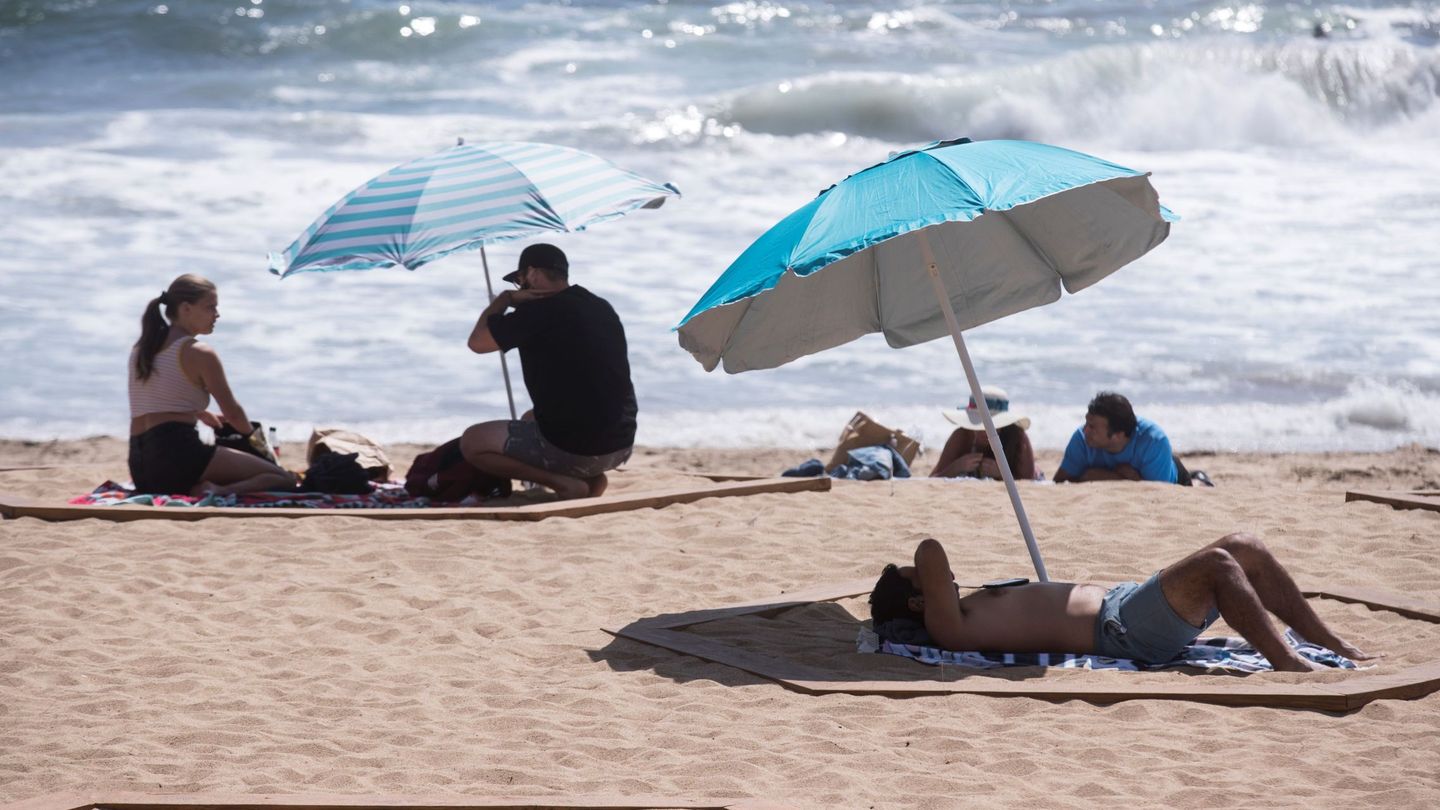 Varias personas toman el sol en la playa (EFE)