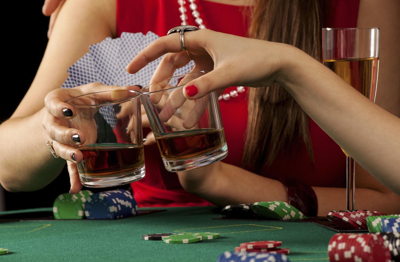 Una noche cualquiera la protagonizan litros de alcohol y más de 3.700 euros en el casino. (iStock)